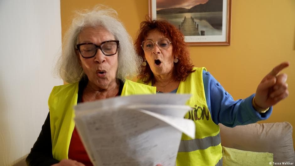 Gelbwesten finden neue Stimme im Theater gegen Macrons Politik